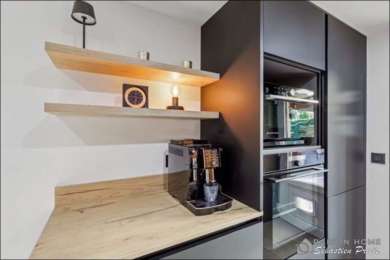 Cuisine fermée de style moderne bois et noir à Neupré 3