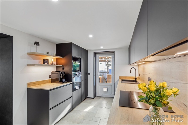Cuisine fermée de style moderne bois et noir à Neupré 4