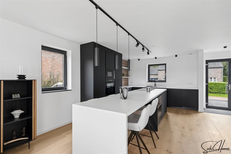 Cuisine ouverte de style moderne bois, noir et blanc à Berloz 1