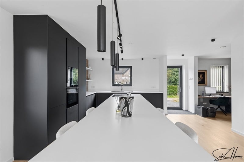 Cuisine ouverte de style moderne bois, noir et blanc à Berloz 2