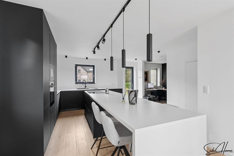 Cuisine ouverte de style moderne bois, noir et blanc à Berloz 3