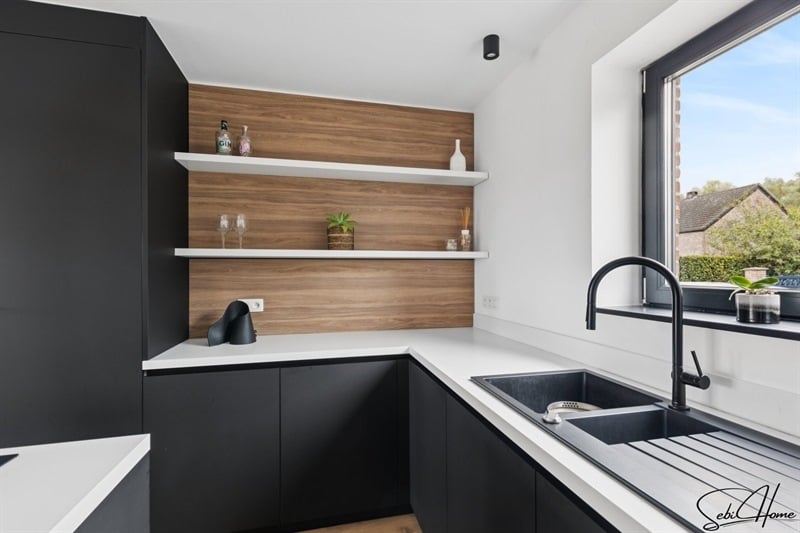 Cuisine ouverte de style moderne bois, noir et blanc à Berloz 4
