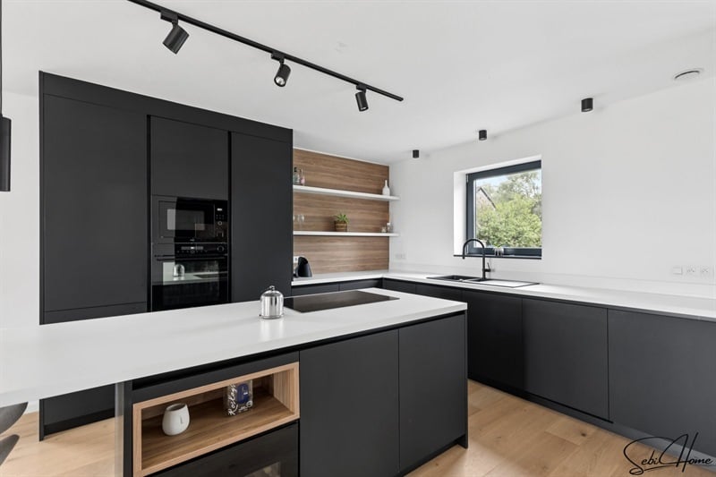 Cuisine ouverte de style moderne bois, noir et blanc à Berloz 9