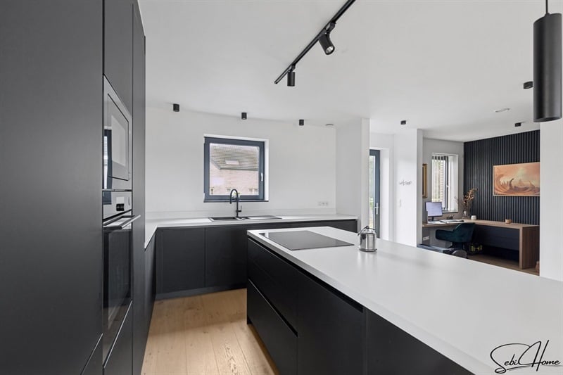 Cuisine ouverte de style moderne bois, noir et blanc à Berloz 10