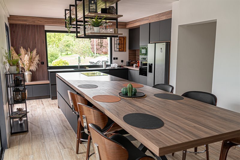 Cuisine ouverte de style industriel bois et noir | Raison Home - 1