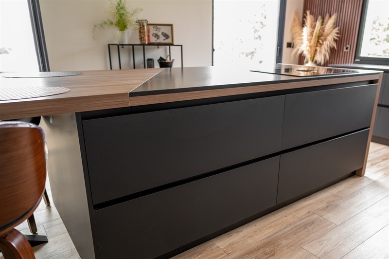 Cuisine ouverte de style industriel bois et noir | Raison Home - 4