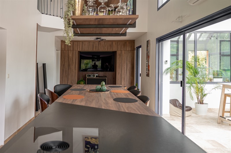 Cuisine ouverte de style industriel bois et noir | Raison Home - 7