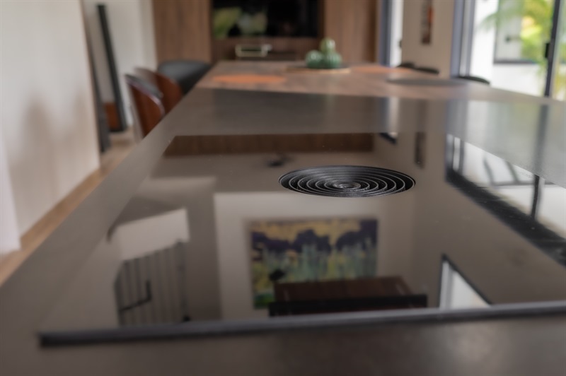 Cuisine ouverte de style industriel bois et noir | Raison Home - 8