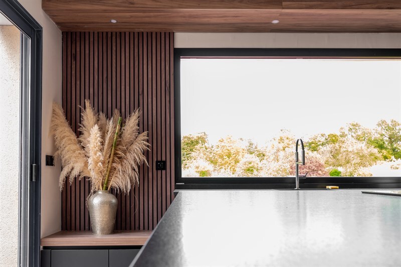 Cuisine ouverte de style industriel bois et noir | Raison Home - 10