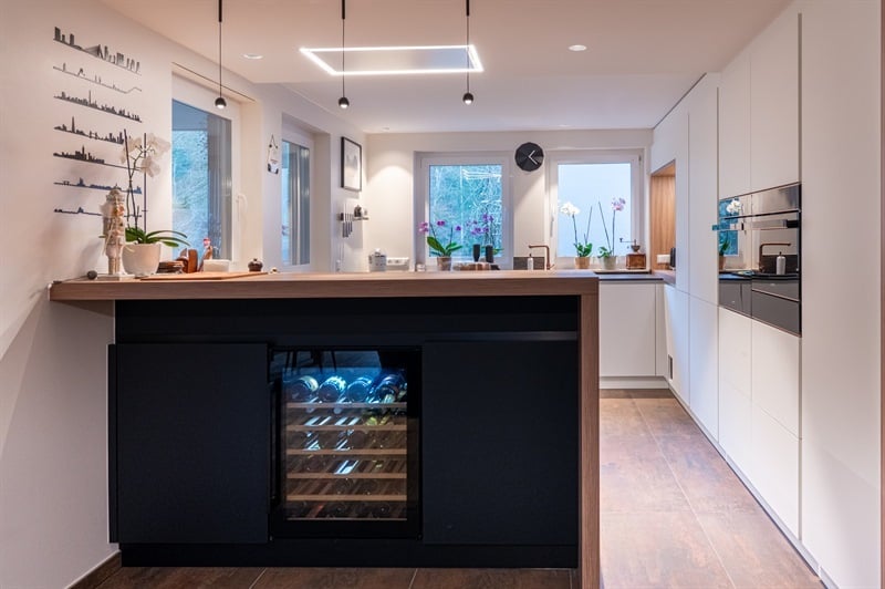 Cuisine ouverte de style moderne bois, noir et blanc à Eischen 1