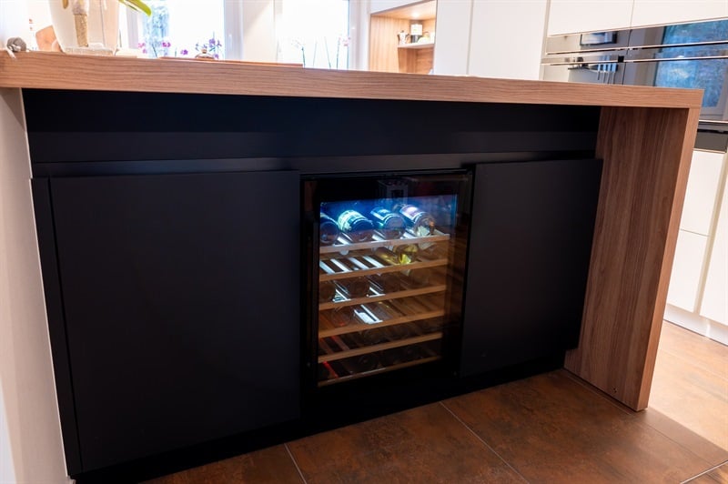 Cuisine ouverte de style moderne bois, noir et blanc à Eischen 2