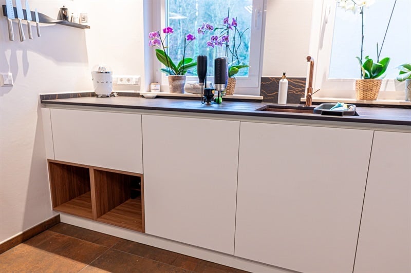 Cuisine ouverte de style moderne bois, noir et blanc à Eischen 3