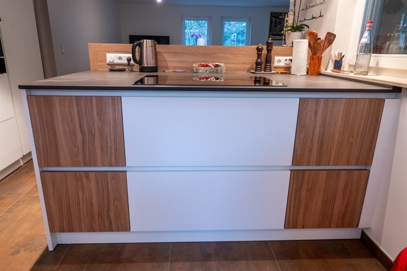 Cuisine ouverte de style moderne bois, noir et blanc à Eischen 4