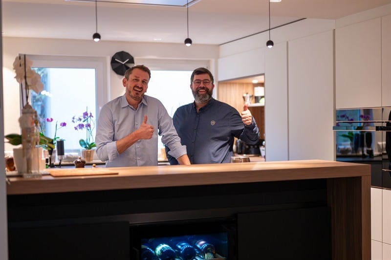 Cuisine ouverte de style moderne bois, noir et blanc à Eischen 5