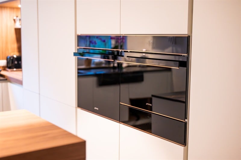 Cuisine ouverte de style moderne bois, noir et blanc à Eischen 6