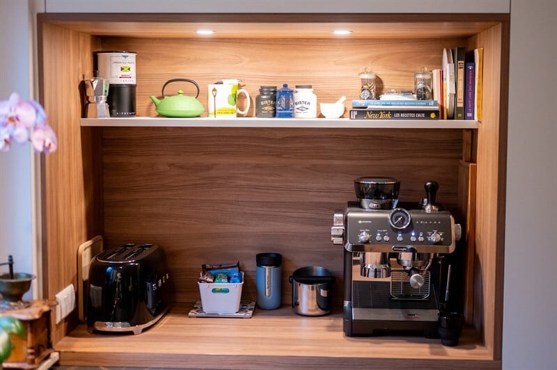 Cuisine ouverte de style moderne bois, noir et blanc à Eischen 8