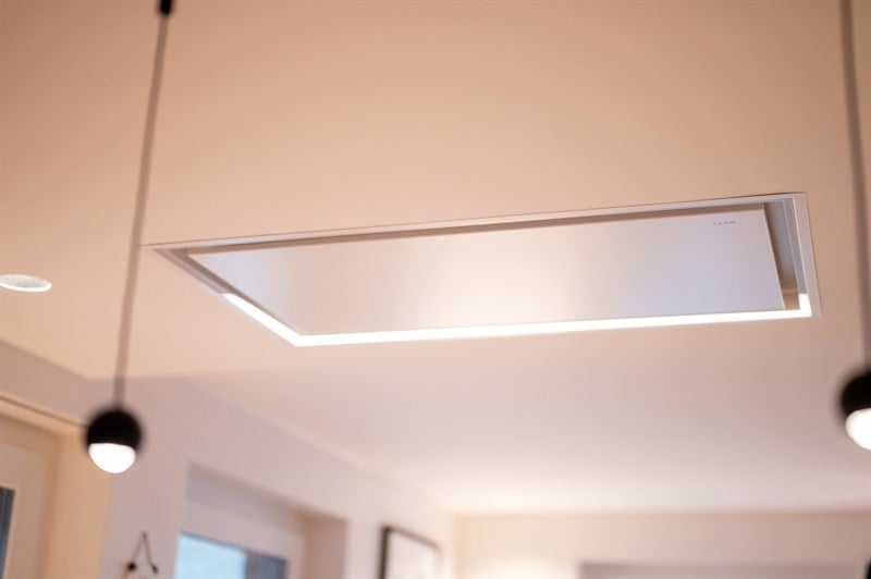 Cuisine ouverte de style moderne bois, noir et blanc à Eischen 9