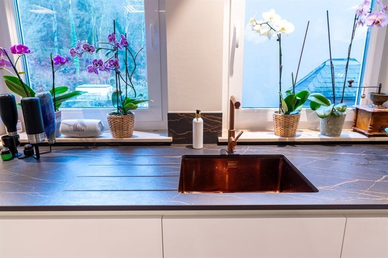 Cuisine ouverte de style moderne bois, noir et blanc à Eischen 10