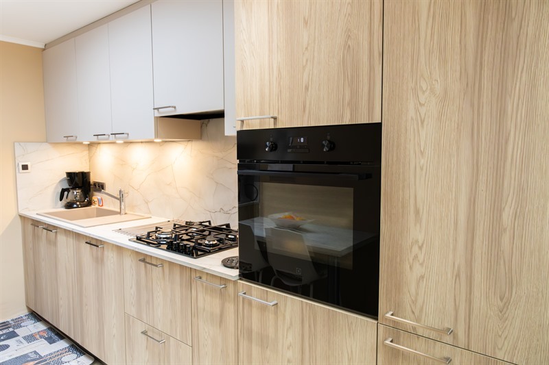 Cuisine fermée de style moderne bois et beige à Strepy-Bracquegnies 6