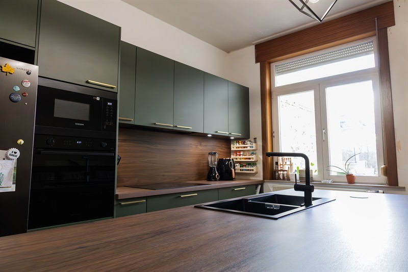 Cuisine moderne bois et verte à Seneffe 2
