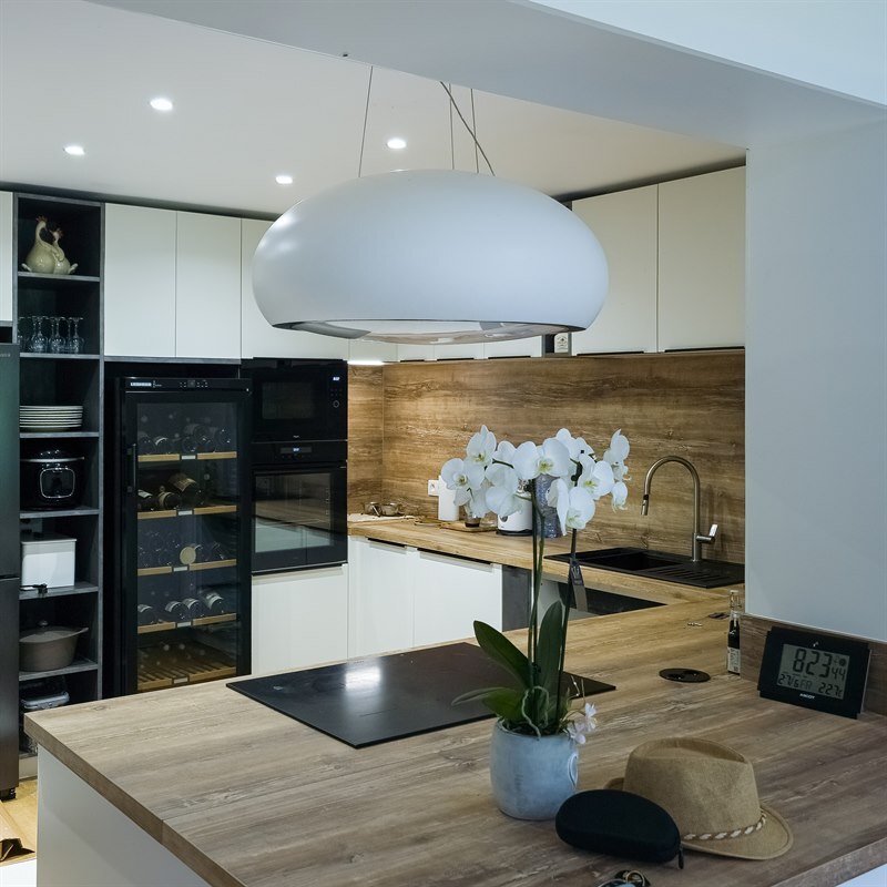 Cuisine ouverte de style moderne bois et blanc à Mettet | Raison Home - 1