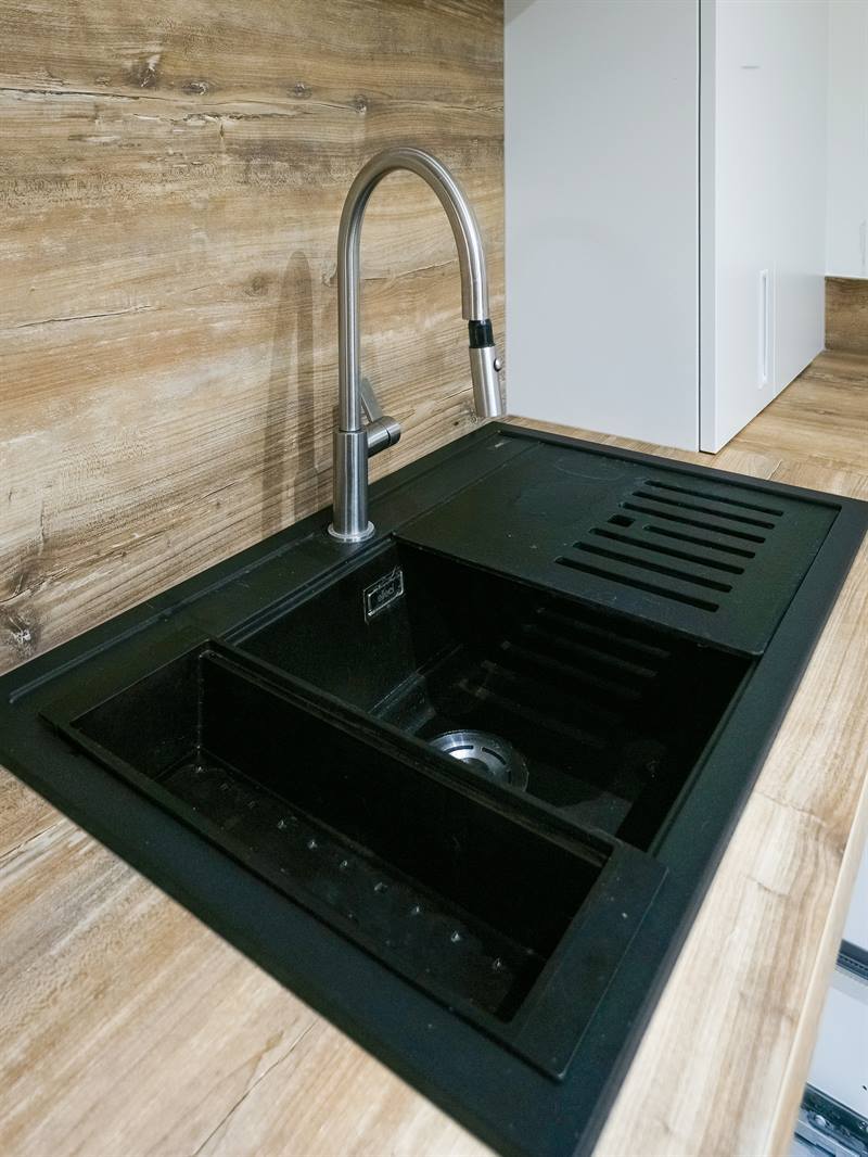 Cuisine ouverte de style moderne bois et blanc à Mettet | Raison Home - 3