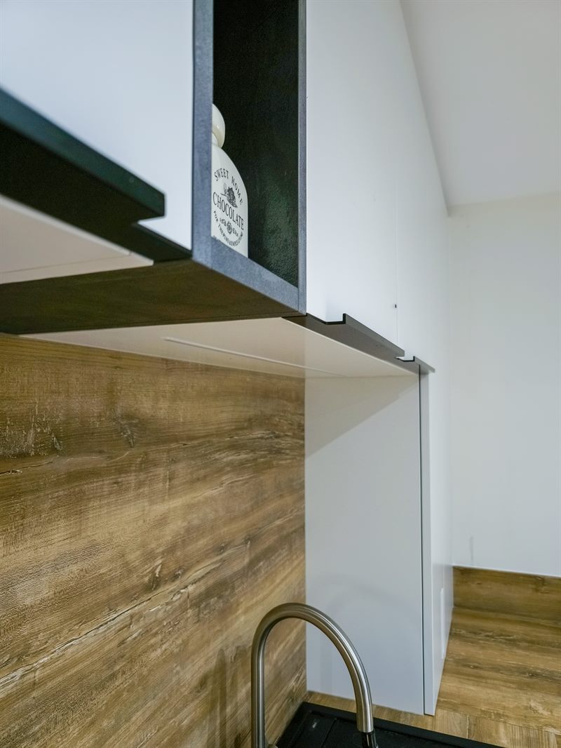 Cuisine ouverte de style moderne bois et blanc à Mettet | Raison Home - 5