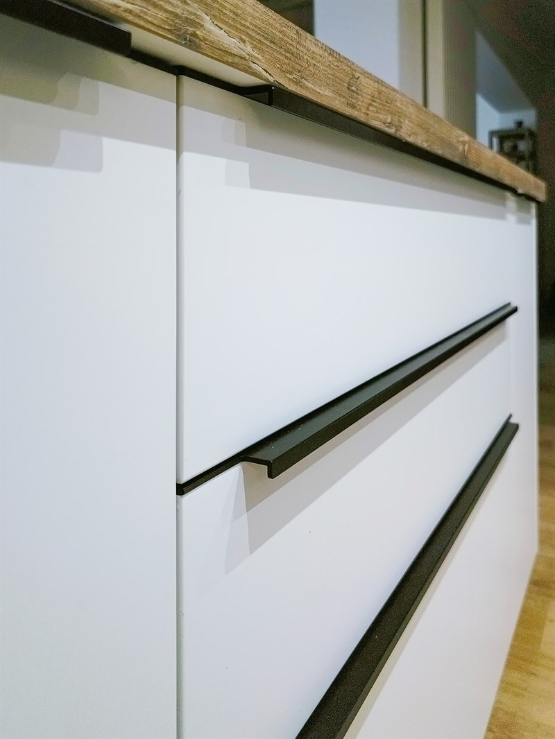 Cuisine ouverte de style moderne bois et blanc à Mettet | Raison Home - 7