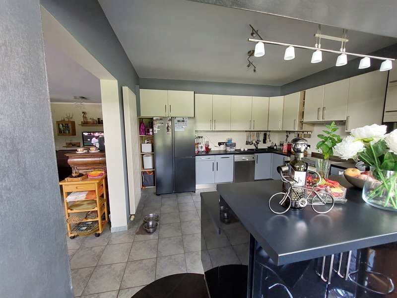 Cuisine ouverte de style moderne bois et blanc à Mettet | Raison Home - 9