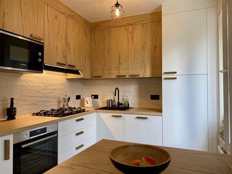 Cuisine de style moderne bois et blanc à Bruxelles 1
