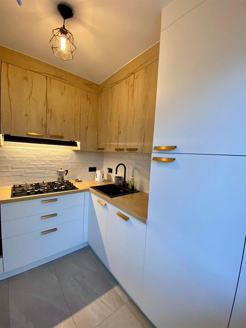 Cuisine de style moderne bois et blanc à Bruxelles 3