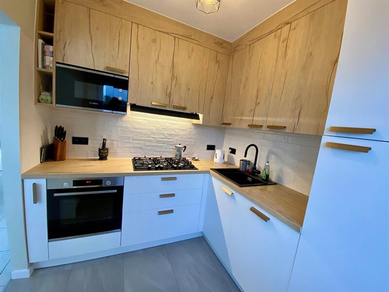 Cuisine de style moderne bois et blanc à Bruxelles 4