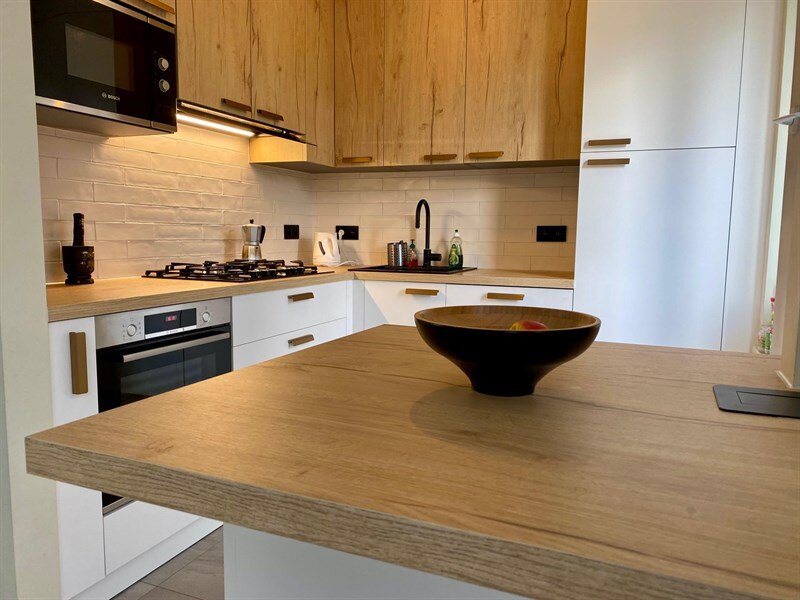 Cuisine de style moderne bois et blanc à Bruxelles 7