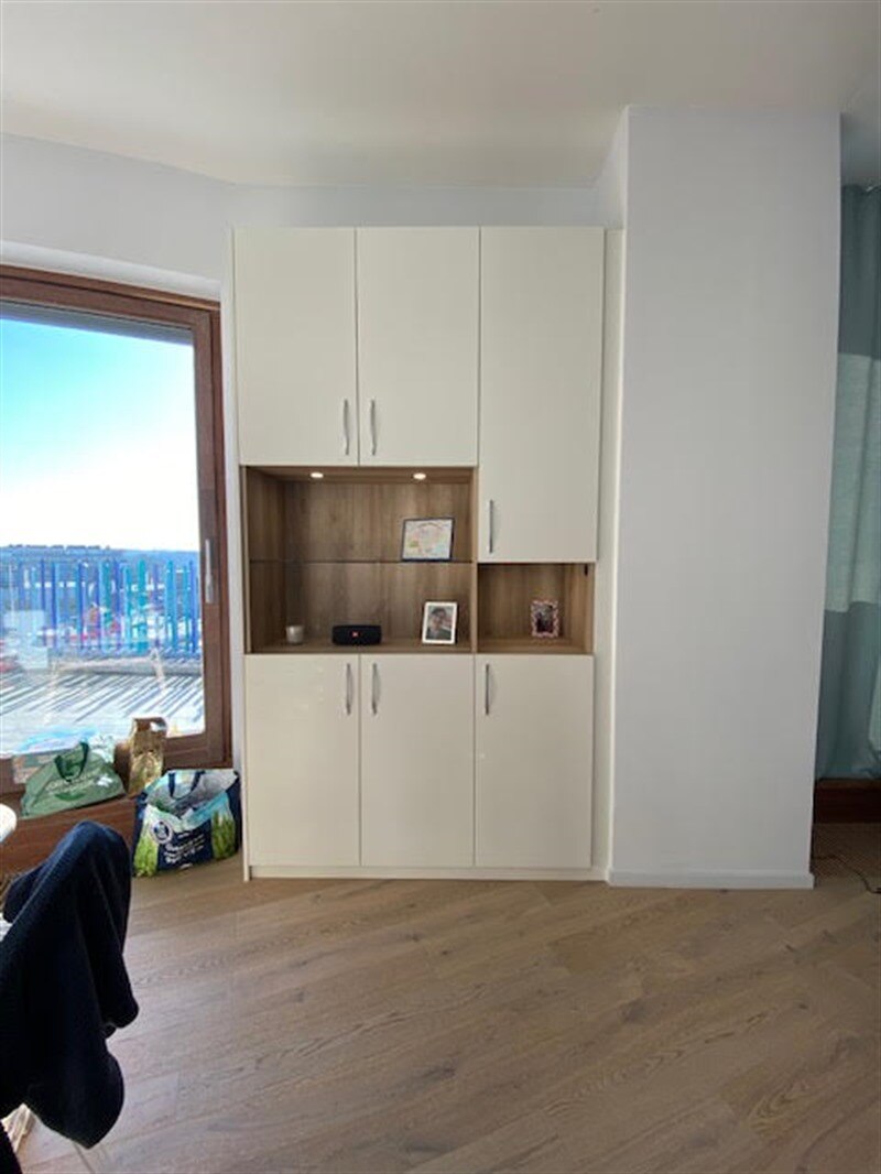 Rangements avec niches bois et blanc à Bruxelles | Raison Home - 3
