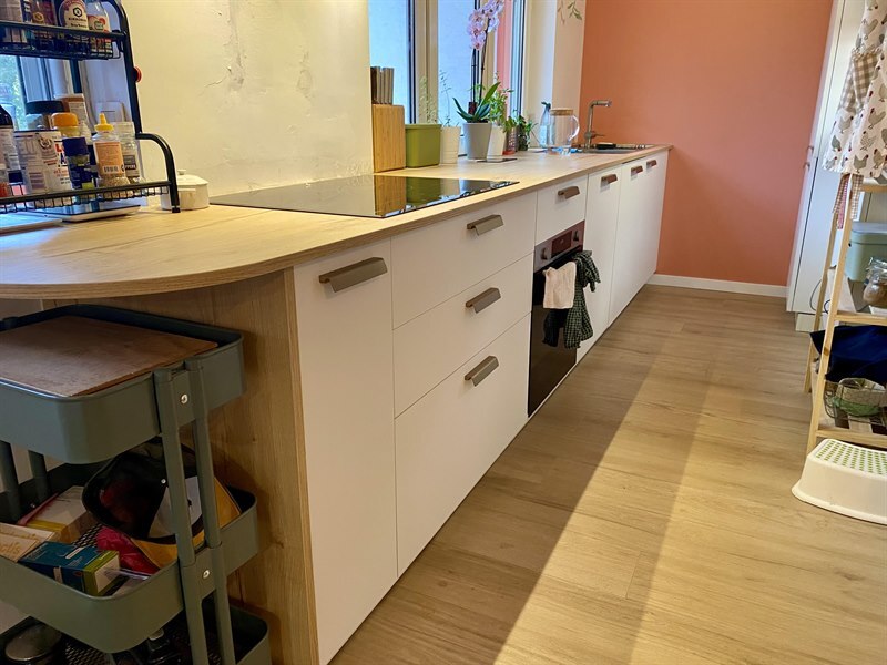 Cuisine en linéaire bois et blanc à Linkebeek | Raison Home - 3