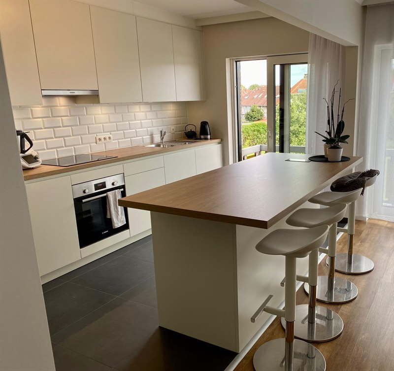 Cuisine moderne bois et blanc à Dilbeek 1