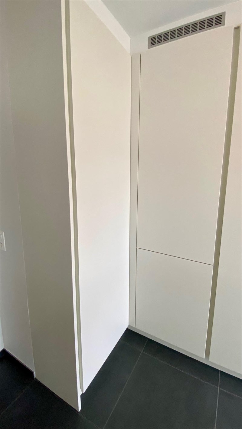 Cuisine moderne bois et blanc à Dilbeek 2