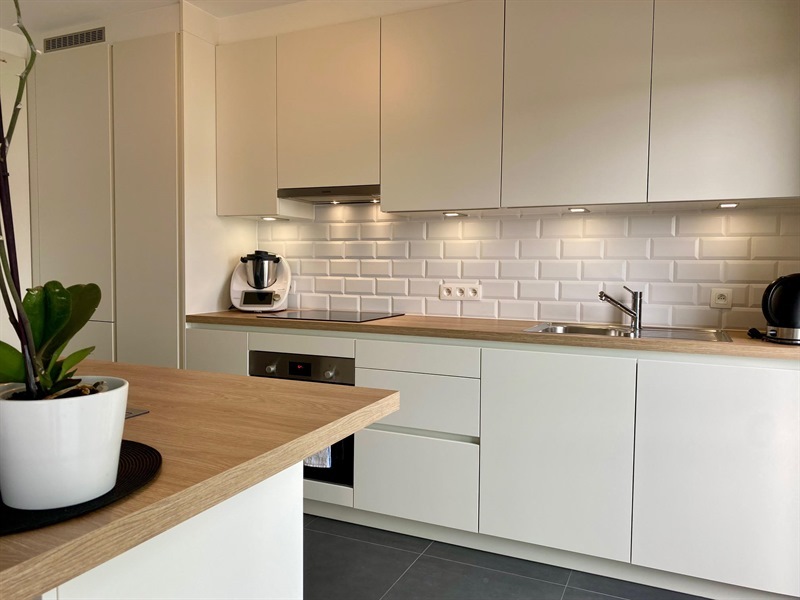 Cuisine moderne bois et blanc à Dilbeek 3