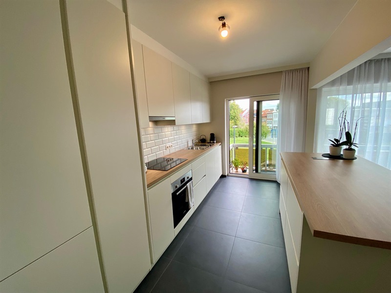 Cuisine moderne bois et blanc à Dilbeek 7