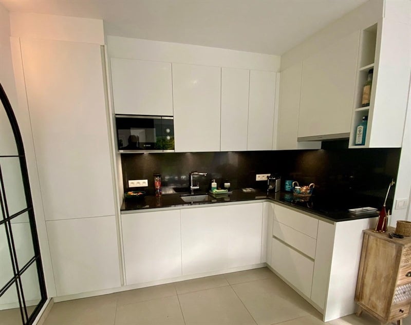 Cuisine ouverte de style moderne blanc à Bruxelles 2