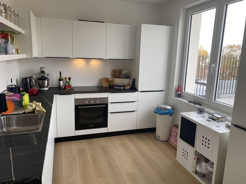 Cuisine ouverte de couleur noir et blanc à Bruxelles | Raison Home - 1