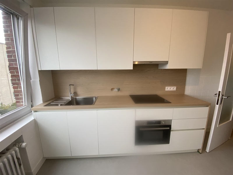 Cuisine fermée bois et blanc à Bruxelles | Raison Home - 5