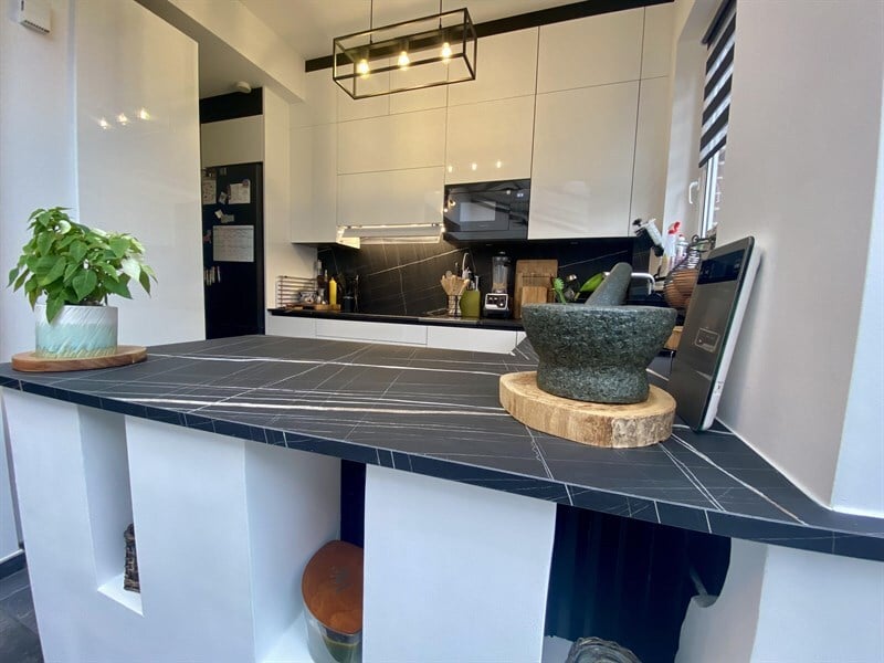 Cuisine ouverte de style moderne noir et blanc à Bruxelles 1