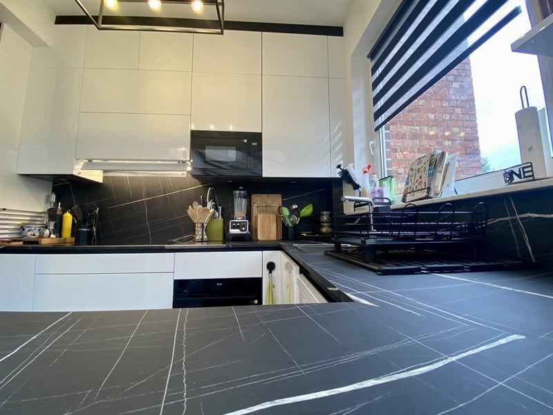 Cuisine ouverte de style moderne noir et blanc à Bruxelles 2