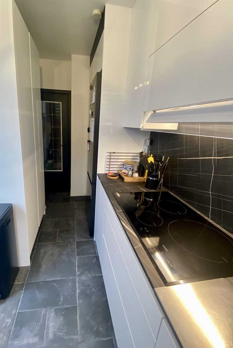 Cuisine ouverte de style moderne noir et blanc à Bruxelles 3