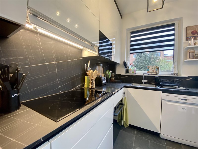 Cuisine ouverte de style moderne noir et blanc à Bruxelles 4