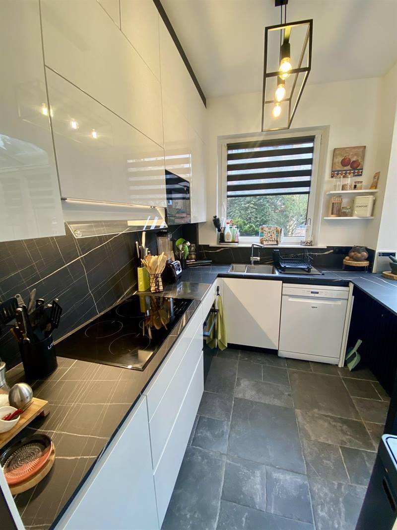 Cuisine ouverte de style moderne noir et blanc à Bruxelles 5