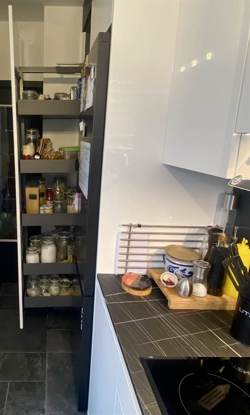 Cuisine ouverte de style moderne noir et blanc à Bruxelles 6