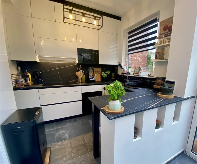 Cuisine ouverte de style moderne noir et blanc à Bruxelles 7