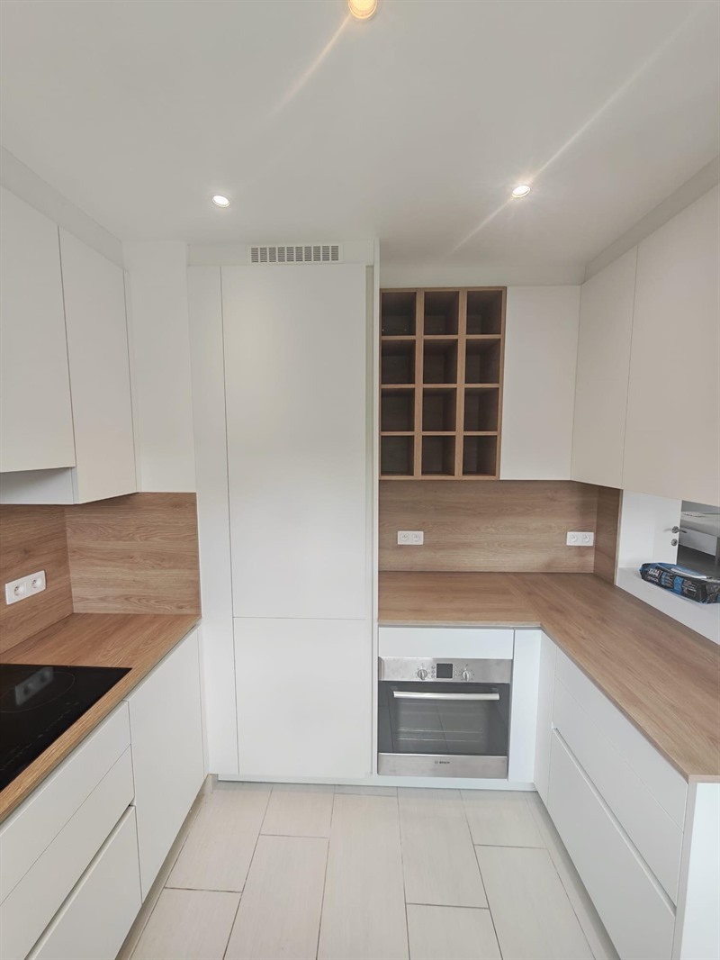 Cuisine en U bois et blanc à Bruxelles | Raison Home - 7